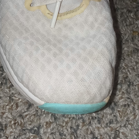 Tennis shoes - Picture 3 of 6